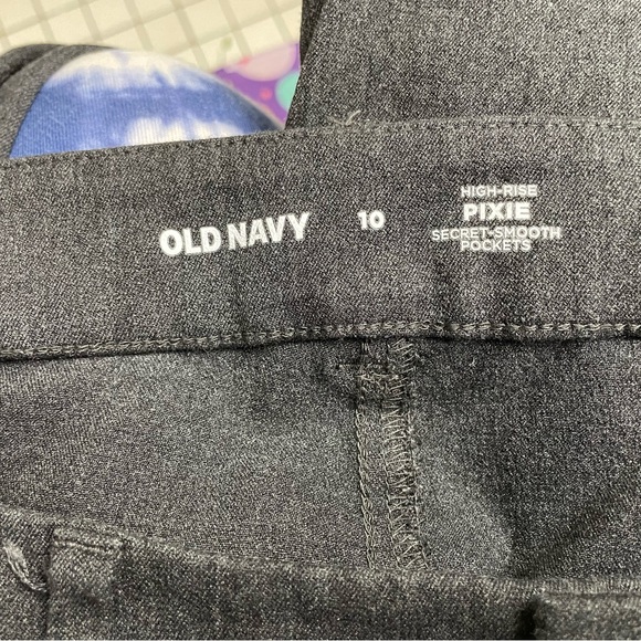 Old Navy high rise Pixie cropped pants - Picture 3 of 10